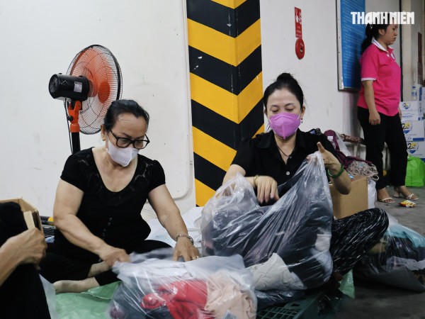 Thâu đêm chuyền tay hàng cứu trợ đến đồng bào vùng lũ miền Trung