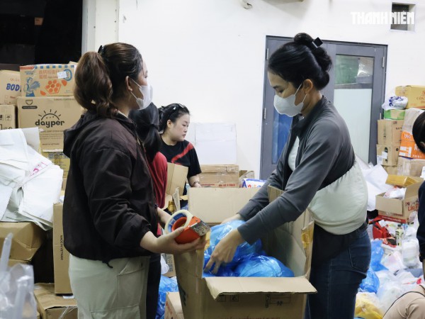 Thâu đêm chuyền tay hàng cứu trợ đến đồng bào vùng lũ miền Trung