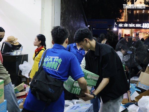 Thâu đêm chuyền tay hàng cứu trợ đến đồng bào vùng lũ miền Trung