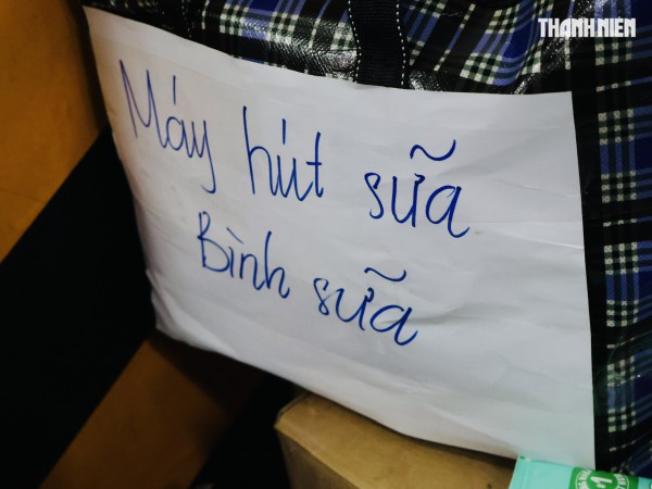 Thâu đêm chuyền tay hàng cứu trợ đến đồng bào vùng lũ miền Trung