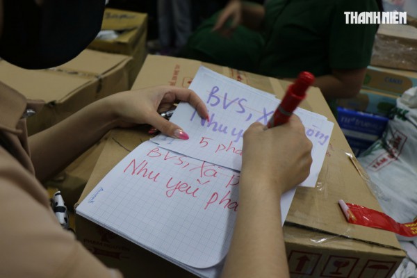 Thâu đêm chuyền tay hàng cứu trợ đến đồng bào vùng lũ miền Trung