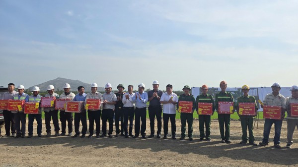 Thi công cao tốc xuyên tết, công nhân được chi thêm 300.000 đồng/ngày Thi công cao tốc xuyên tết, công nhân được chi thêm 300.000 đồng/ngày