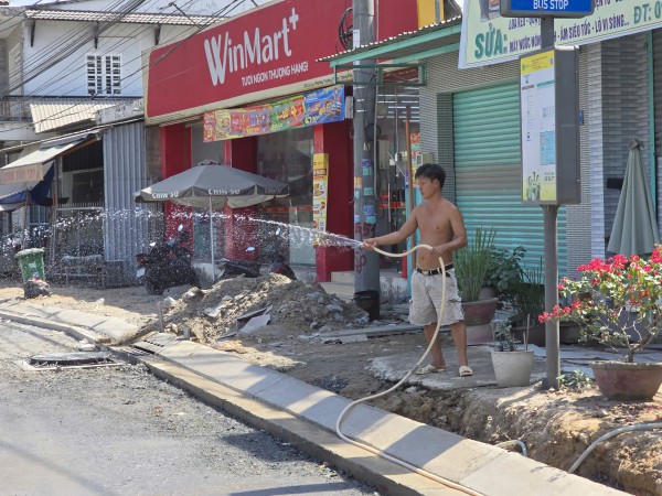 Thi công đường Lò Lu, người dân 'sống chung với bụi' suốt nhiều tháng