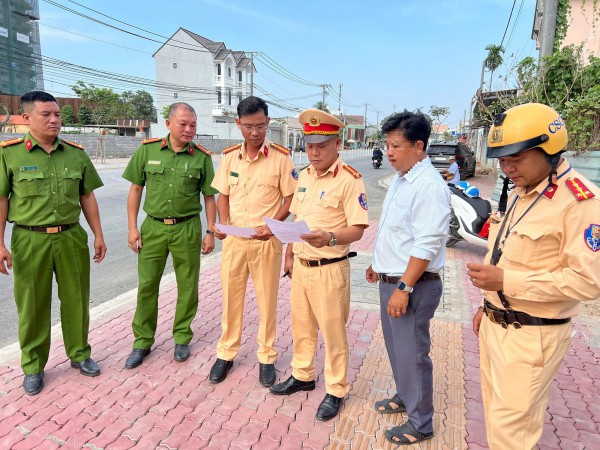 Thi công đường Lò Lu, người dân 'sống chung với bụi' suốt nhiều tháng