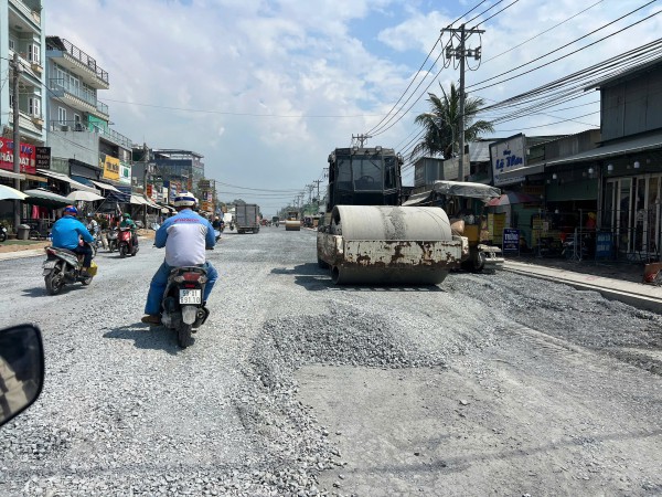 Thi công đường Lò Lu, người dân 'sống chung với bụi' suốt nhiều tháng