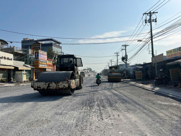 Thi công đường Lò Lu, người dân 'sống chung với bụi' suốt nhiều tháng