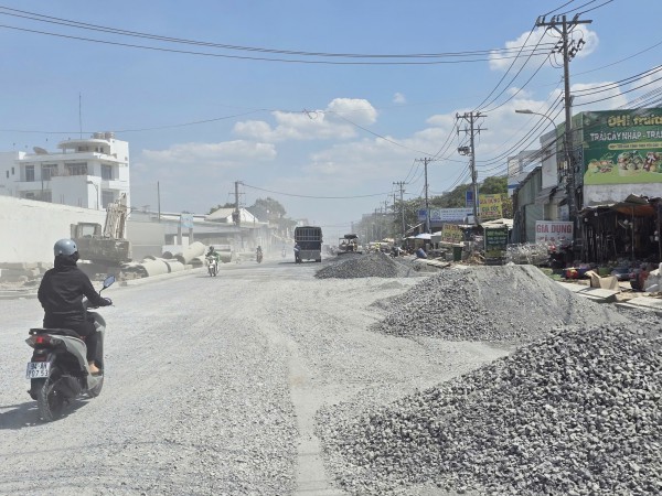 Thi công đường Lò Lu, người dân 'sống chung với bụi' suốt nhiều tháng