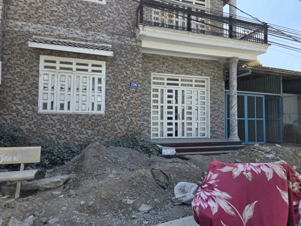 Thi công đường Lò Lu, người dân 'sống chung với bụi' suốt nhiều tháng