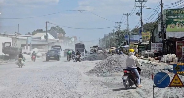 Thi công đường Lò Lu, người dân 'sống chung với bụi' suốt nhiều tháng