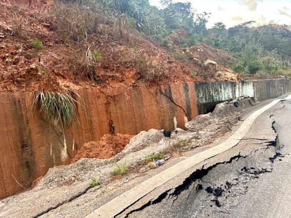 Thi công xuyên đêm khắc phục tạm hư hỏng QL24 đoạn lên khu du lịch Măng Đen Thi công xuyên đêm khắc phục tạm hư hỏng QL24 đoạn lên khu du lịch Măng Đen