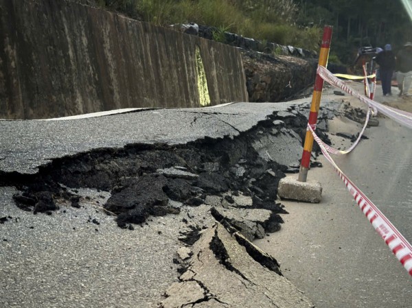 Thi công xuyên đêm khắc phục tạm hư hỏng QL24 đoạn lên khu du lịch Măng Đen Thi công xuyên đêm khắc phục tạm hư hỏng QL24 đoạn lên khu du lịch Măng Đen