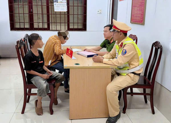 Thiếu niên 12 tuổi ném đá vỡ kính cửa toa tàu hỏa