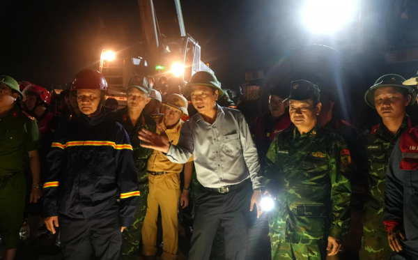 Thoát chết trở về, 4 thuyền viên tình nguyện theo tàu biên phòng tìm bạn thuyền mất tích Thoát chết trở về, 4 thuyền viên tình nguyện theo tàu biên phòng tìm bạn thuyền mất tích