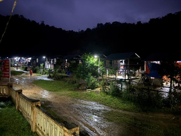 Thôn, bản heo hút giữa rừng Trường Sơn bừng sáng ánh điện Thôn, bản heo hút giữa rừng Trường Sơn bừng sáng ánh điện