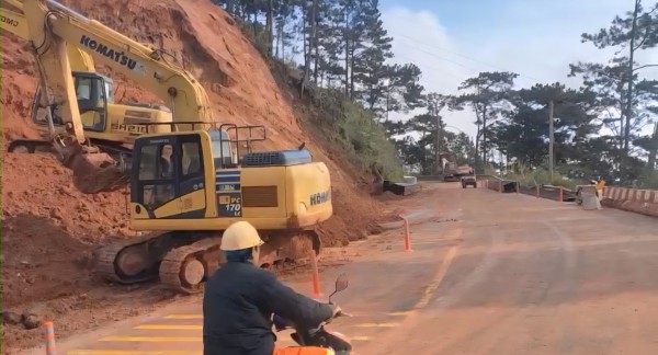 Thông xe đèo D’Ran sau hơn 40 ngày bị sạt lở nghiêm trọng Thông xe đèo D’Ran sau hơn 40 ngày bị sạt lở nghiêm trọng