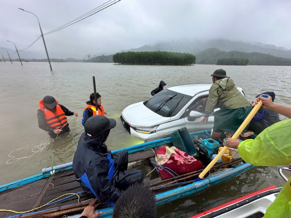 Thót tim ô tô bị nước lũ cuốn, lực lượng cứu hộ giải cứu tài xế Thót tim ô tô bị nước lũ cuốn, lực lượng cứu hộ giải cứu tài xế