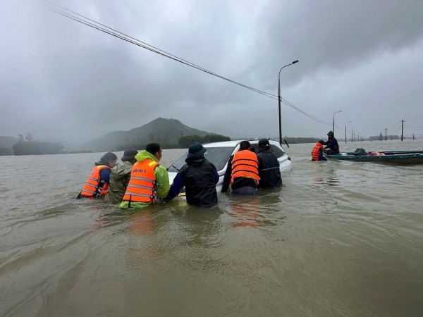 Thót tim ô tô bị nước lũ cuốn, lực lượng cứu hộ giải cứu tài xế Thót tim ô tô bị nước lũ cuốn, lực lượng cứu hộ giải cứu tài xế