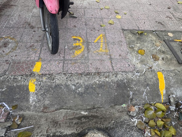 Thu 1 triệu đồng mỗi ô trên vỉa hè ở khu vực chợ tết Đồng Hới?