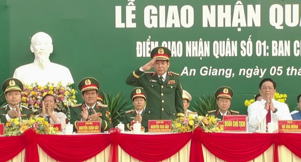 Thứ trưởng Bộ Quốc phòng Nguyễn Văn Gấu chúc mừng thanh niên lên đường nhập ngũ