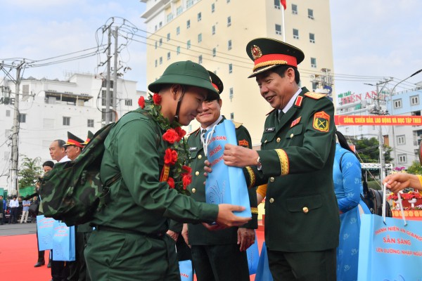 Thứ trưởng Bộ Quốc phòng Nguyễn Văn Gấu chúc mừng thanh niên lên đường nhập ngũ