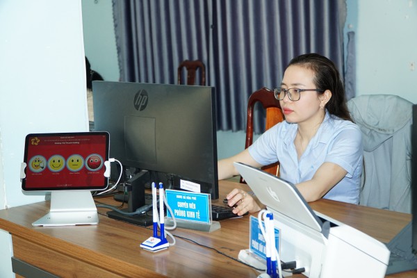 Thủ tục gọn, dân lợi: Cán bộ trẻ nâng cao sự hài lòng người dân