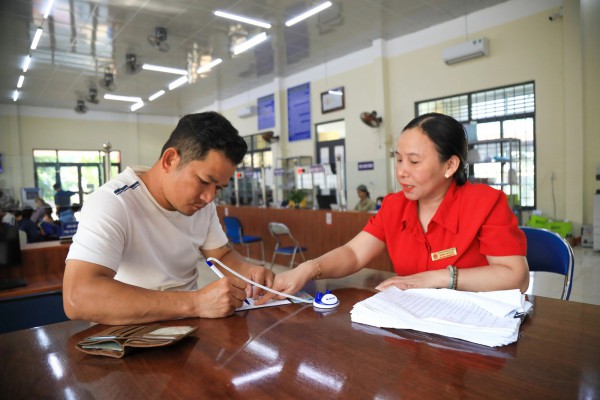 Thủ tục gọn, dân lợi: Gần dân, nhanh việc