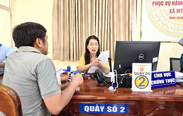 Thủ tục gọn, dân lợi: Số hóa từ cơ sở giúp dân 'đến xã là xong' Thủ tục gọn, dân lợi: Số hóa từ cơ sở giúp dân 'đến xã là xong'