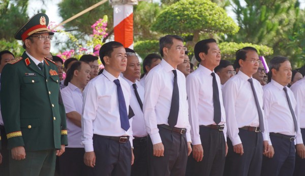 Thủ tướng Lê Minh Hưng dự lễ truy điệu, an táng 28 hài cốt liệt sĩ