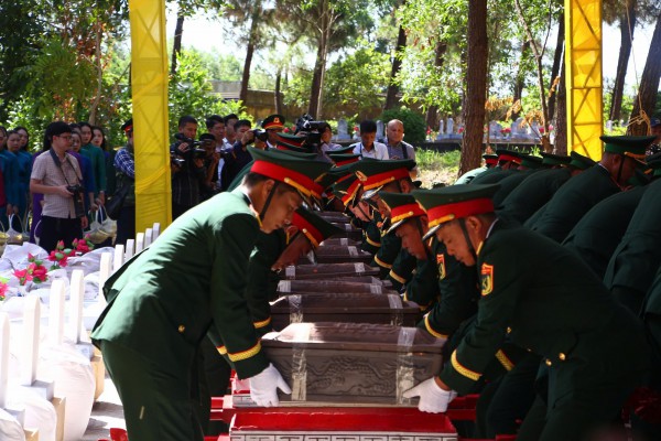 Thủ tướng Lê Minh Hưng dự lễ truy điệu, an táng 28 hài cốt liệt sĩ