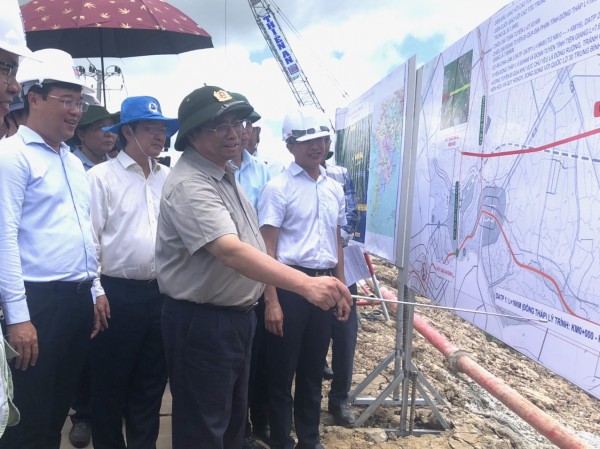Thủ tướng Phạm Minh Chính kiểm tra các công trình trọng điểm tại Đồng Tháp