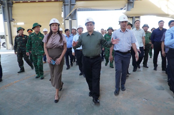 Thủ tướng Phạm Minh Chính thăm người dân làng chài bị thiệt hại vì bão Kalmaegi