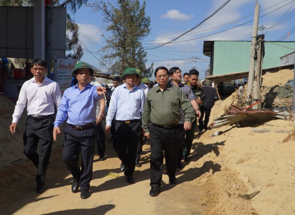 Thủ tướng Phạm Minh Chính thăm người dân làng chài bị thiệt hại vì bão Kalmaegi