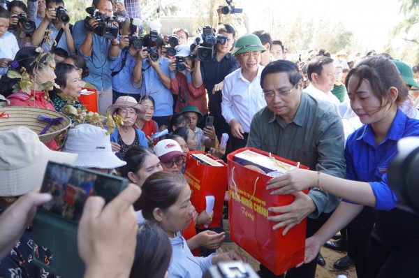 Thủ tướng Phạm Minh Chính thăm người dân làng chài bị thiệt hại vì bão Kalmaegi