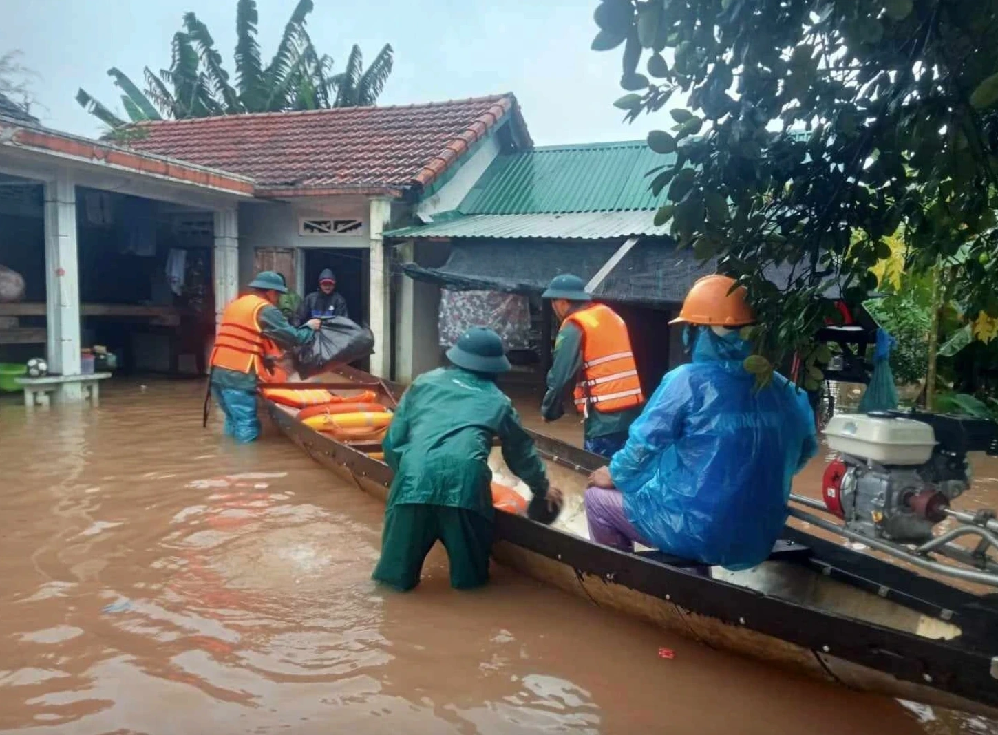 Thừa Thiên - Huế: Cương quyết sơ tán người dân ra khỏi vùng nguy hiểm