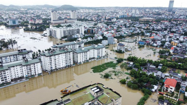 Thừa Thiên - Huế: Hàng loạt ô tô ở Huế bị nước lũ nhấn chìm