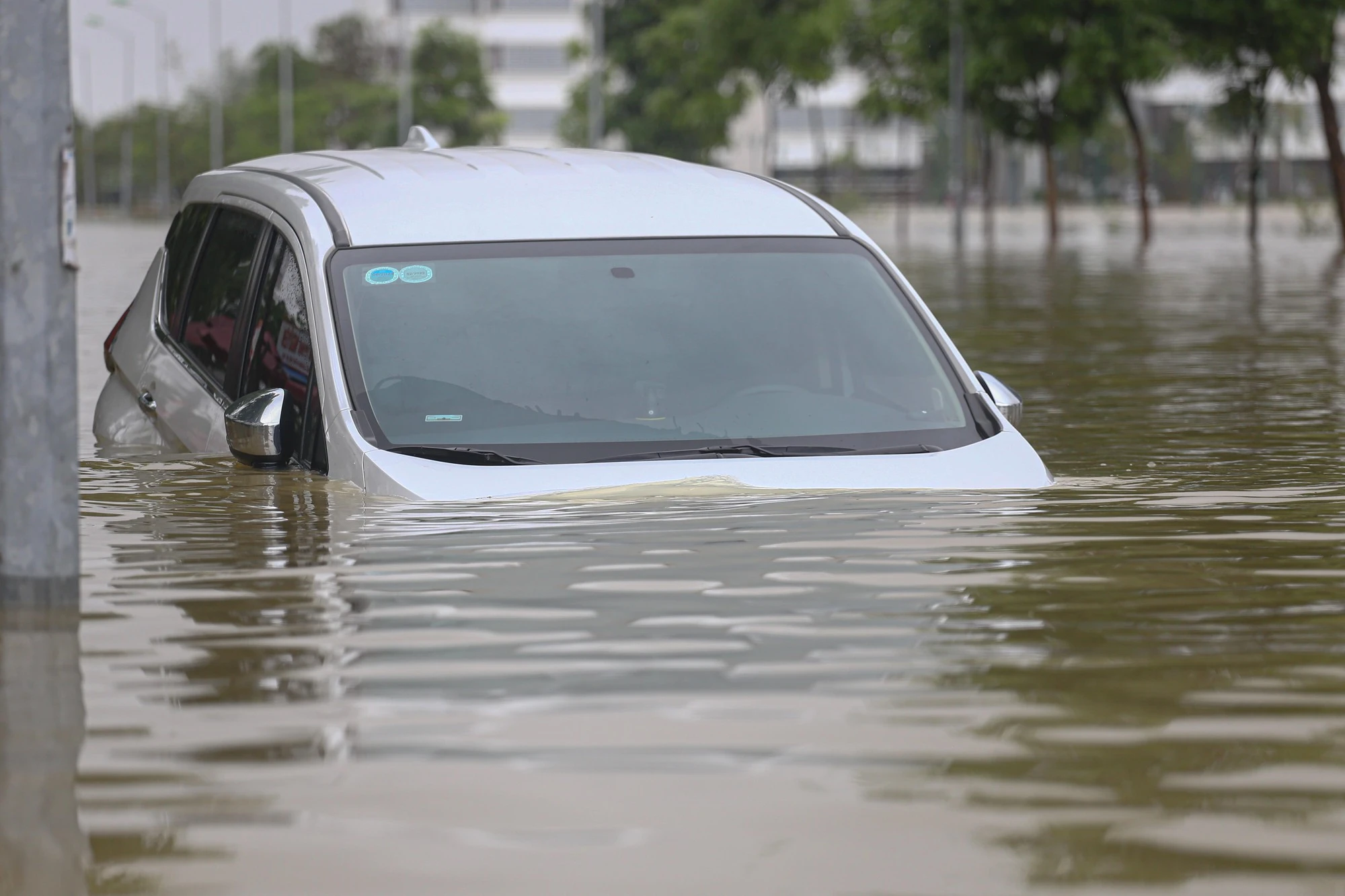 Thừa Thiên - Huế: Hàng loạt ô tô ở Huế bị nước lũ nhấn chìm