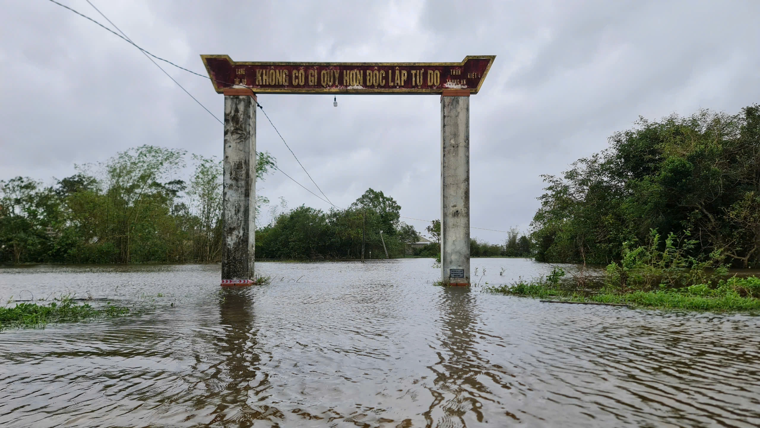 Thừa Thiên - Huế: Lũ tràn về vùng ven, nhiều nơi mênh mông nước