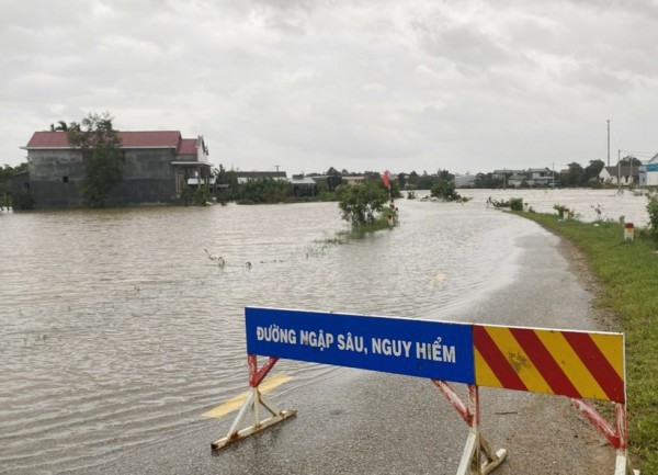 Thừa Thiên – Huế: Nhiều tuyến đường bị ngập lụt, học sinh huyện miền núi nghỉ học