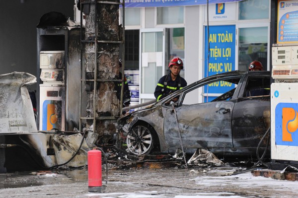 Thừa Thiên - Huế: Ô tô 4 chỗ bốc cháy bên trong cửa hàng xăng dầu