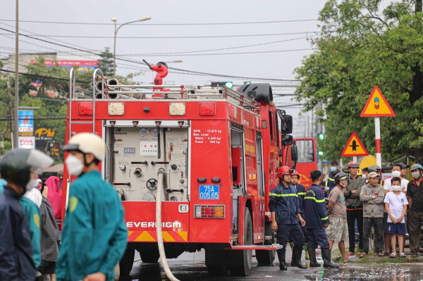 Thừa Thiên - Huế: Ô tô 4 chỗ bốc cháy bên trong cửa hàng xăng dầu