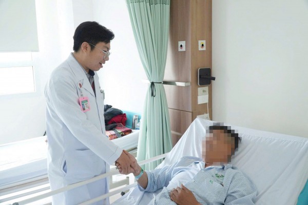 Tiêm silicon lỏng vào ‘của quý' để tăng kích thước, bị biến chứng nặng phải nhập viện