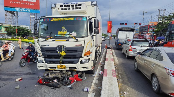 Tiền Giang: CSGT dùng xe đặc chủng đưa 2 người bị tai nạn đi cấp cứu