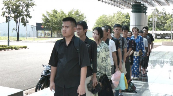 Tiếp nhận 12 công dân Việt Nam do Campuchia trao trả Tiếp nhận 12 công dân Việt Nam do Campuchia trao trả
