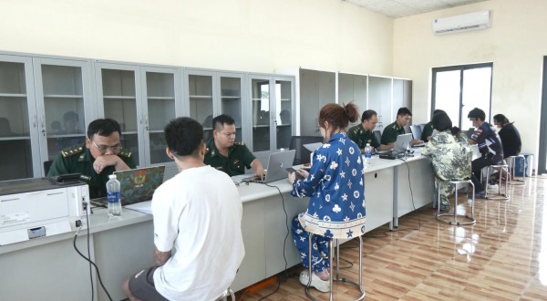 Tiếp nhận 12 công dân Việt Nam do Campuchia trao trả Tiếp nhận 12 công dân Việt Nam do Campuchia trao trả