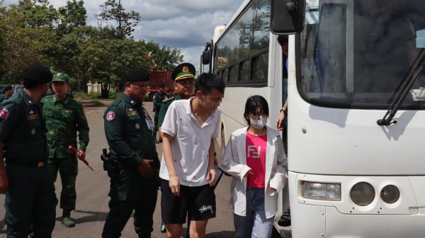 Tiếp nhận 64 công dân Việt Nam chạy thoát khỏi cơ sở lừa đảo trực tuyến Tiếp nhận 64 công dân Việt Nam chạy thoát khỏi cơ sở lừa đảo trực tuyến