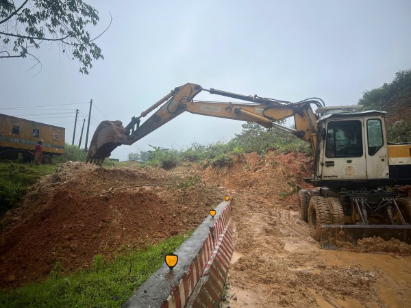 Tiếp tục sạt lở 4 điểm trên đèo Lò Xo, một xe múc bị mắc kẹt Tiếp tục sạt lở 4 điểm trên đèo Lò Xo, một xe múc bị mắc kẹt