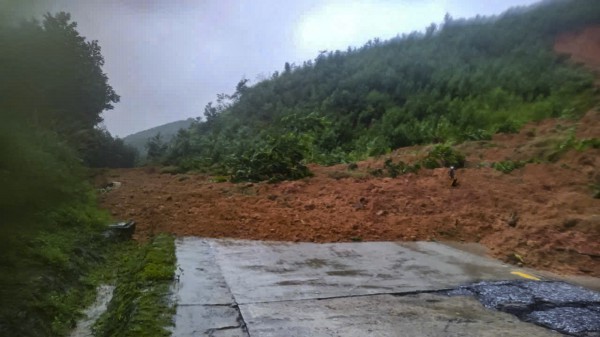 Tiếp tục sạt lở 4 điểm trên đèo Lò Xo, một xe múc bị mắc kẹt Tiếp tục sạt lở 4 điểm trên đèo Lò Xo, một xe múc bị mắc kẹt