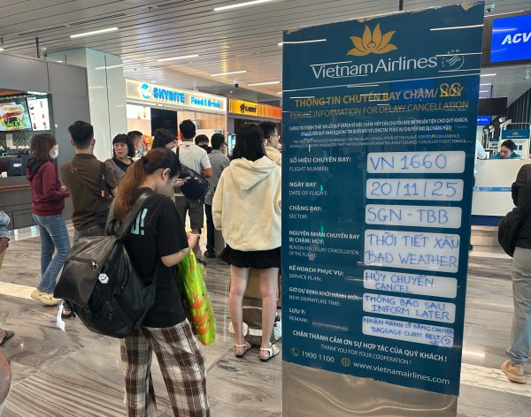 Tìm đường về quê Phú Yên cũ giữa lũ dữ khi máy bay từ TP.HCM hủy chuyến