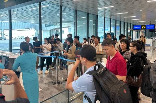 Tìm đường về quê Phú Yên cũ giữa lũ dữ khi máy bay từ TP.HCM hủy chuyến