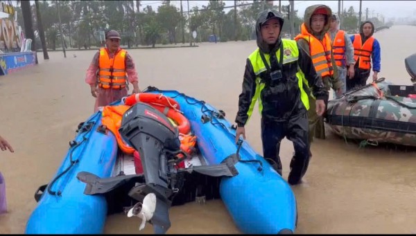 Tìm đường về quê Phú Yên cũ giữa lũ dữ khi máy bay từ TP.HCM hủy chuyến